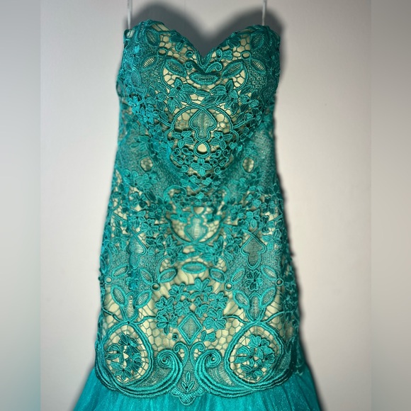 TONY BOWLS FORMAL GOWN - Picture 7 of 11